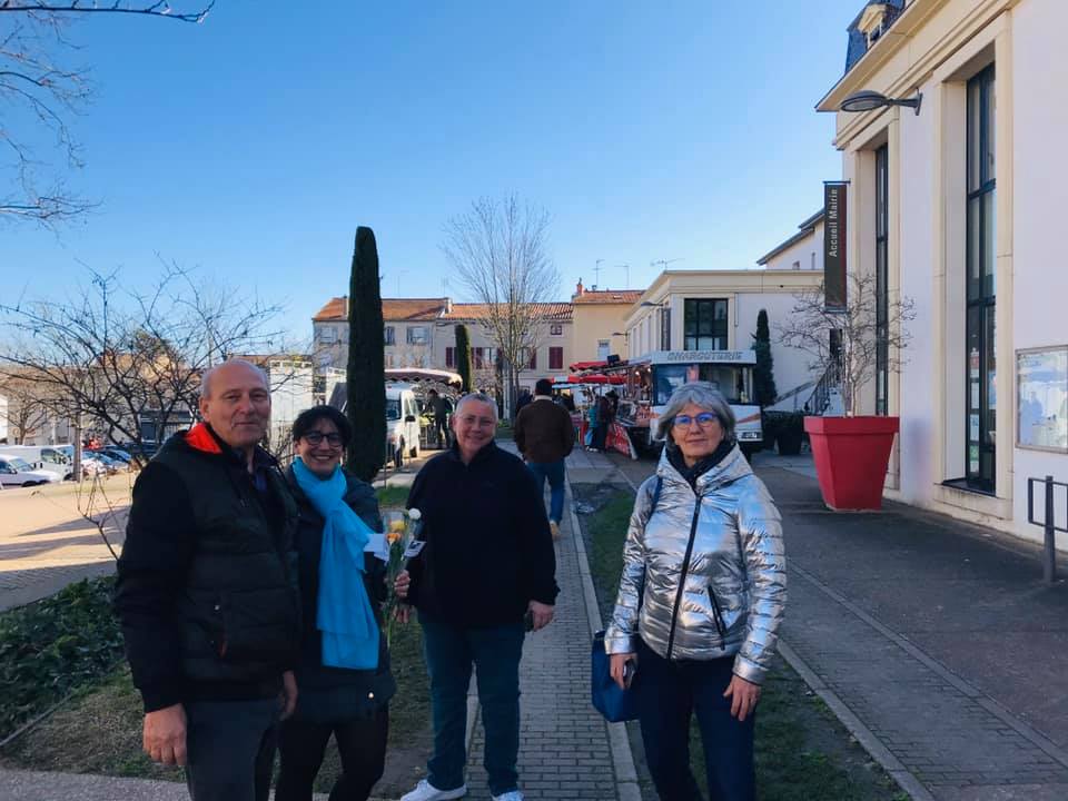 Distribution de fleurs aux Charlyrotes